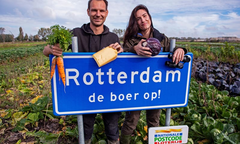 Bord Rotterdam de boer op! met boswachter en boer Bord Rotterdam de boer op! met boswachter en boer