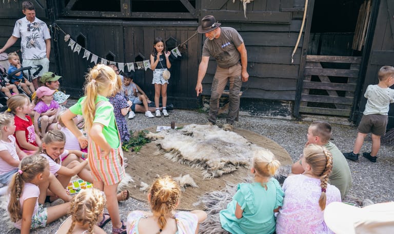 Herder Johan wijst net geknipte schapenvacht aan