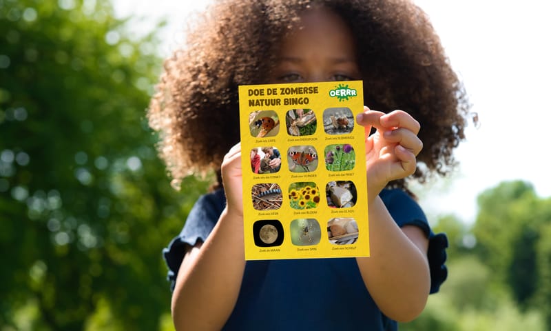 OERRR bingokaart voor kinderen tijdens een speurtocht buiten.