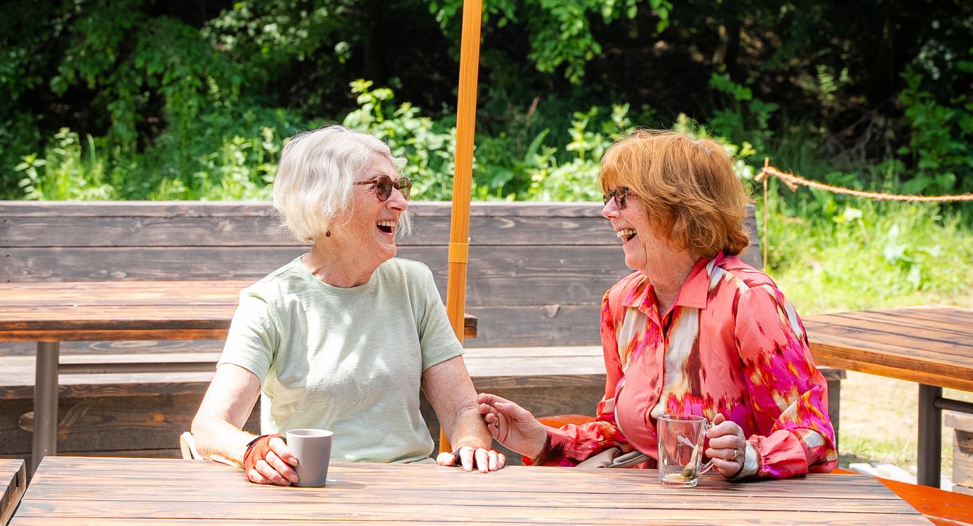 Vrouwen drinken koffie op terras