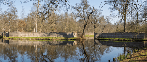 De grote otterskooi binnen