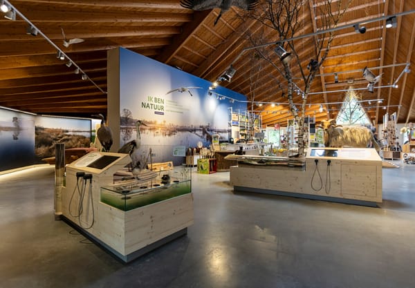 interieur van het Bezoekerscentrum Dwingelderveld met opgezette dieren. 