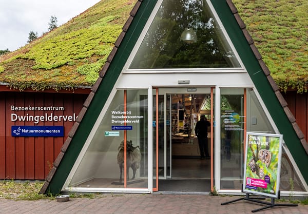Ingang van het bezoekerscentrum met schuifdeuren 