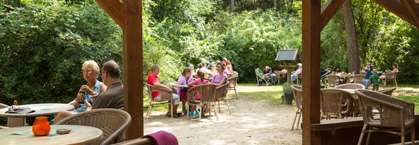 Mensen zitten op het terras aan het genieten 