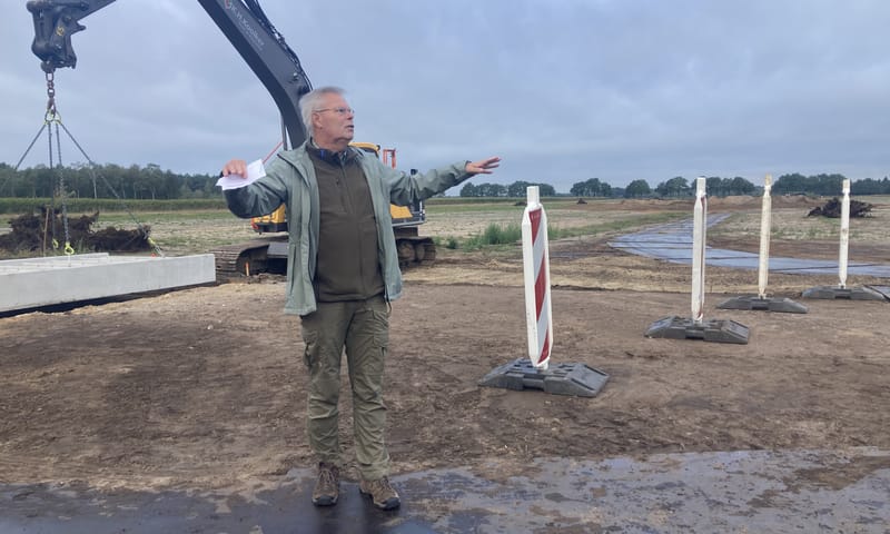 Eric Menkveld bij plaatsing voorde De Hoge Haar, Mantingerveld De Hoge Haar
