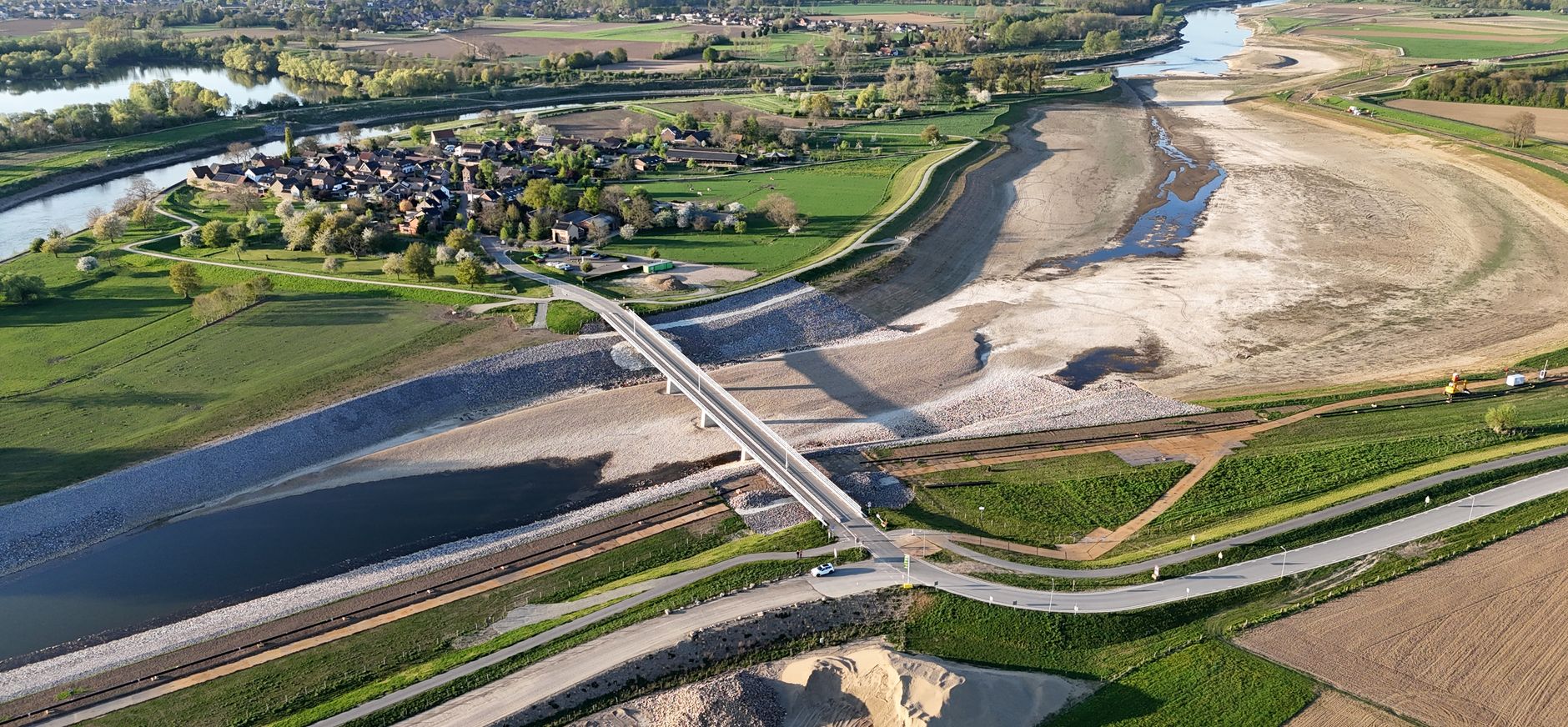 Luchtfoto nevengeul Maasband