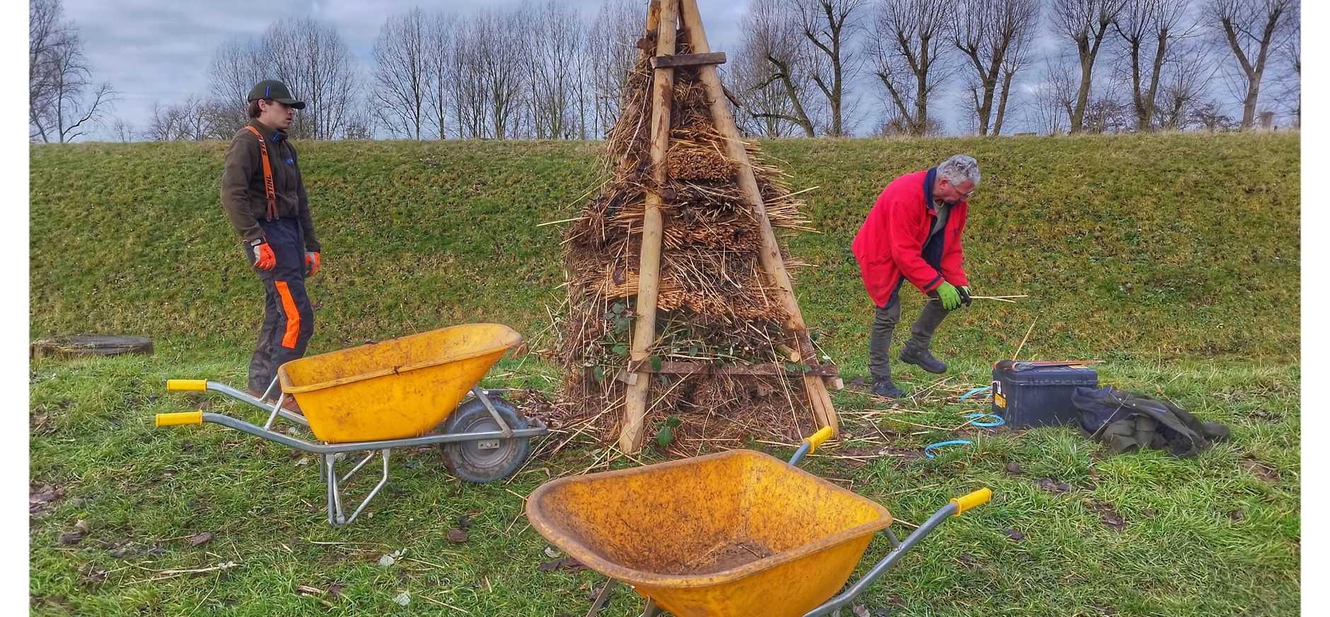 Beheerploeg op de forten in actie Beheerploeg op de forten maakt bijenruiter op Fort Nieuwersluis