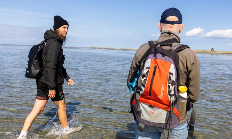 Deelnemers aan de expeditie naar Griend Twee deelnemers aan de expeditie naar Griend
