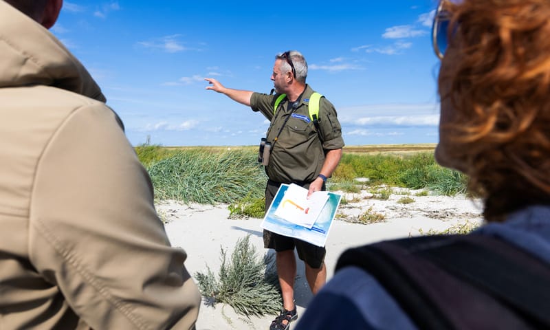 Eckard Boot geeft uitleg op Griend Boswachter Eckard Boot geeft uitleg op Griend
