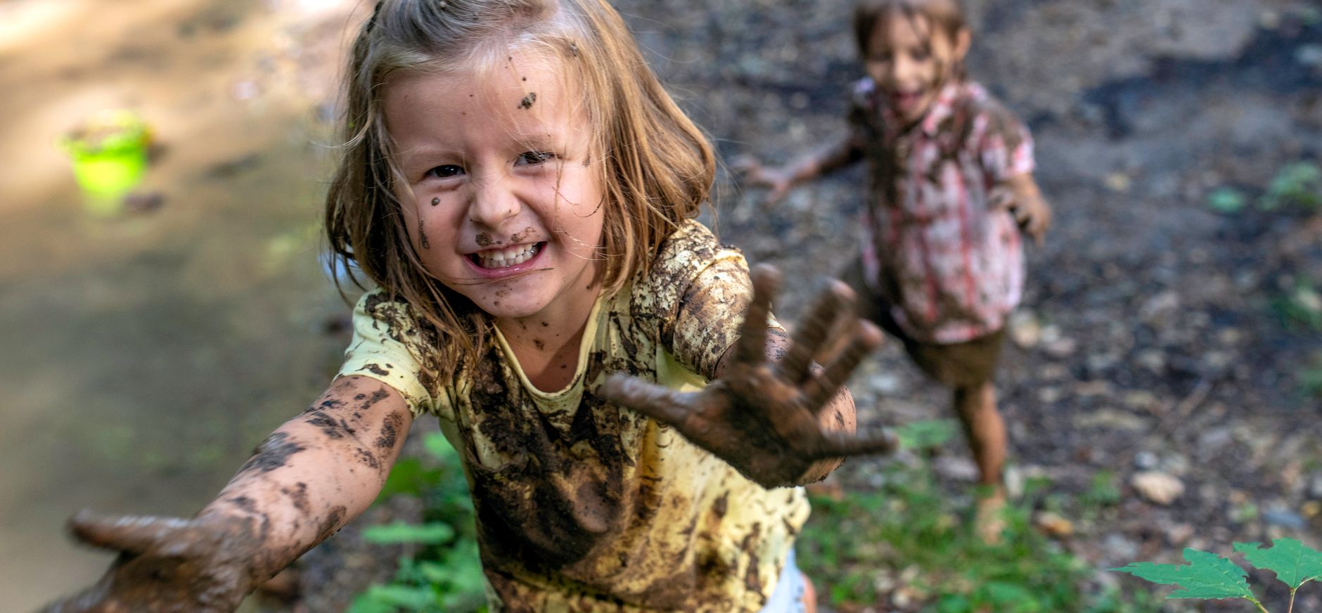 Kinderen spelen met modder