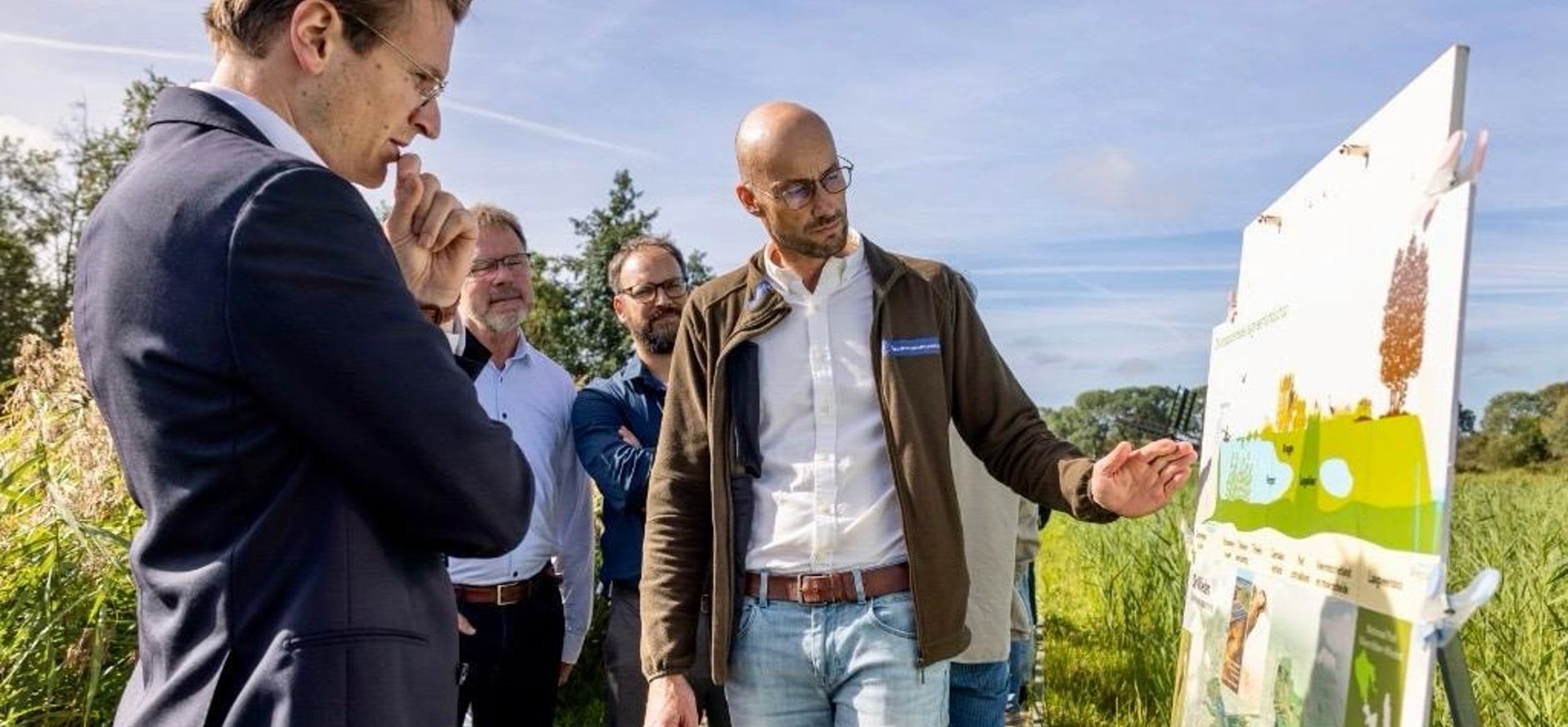Minister Van Essen spreekt met Gidion Kok, gebiedsmanager