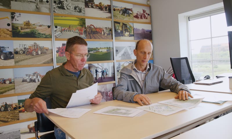 Twee mannen achter een bureau