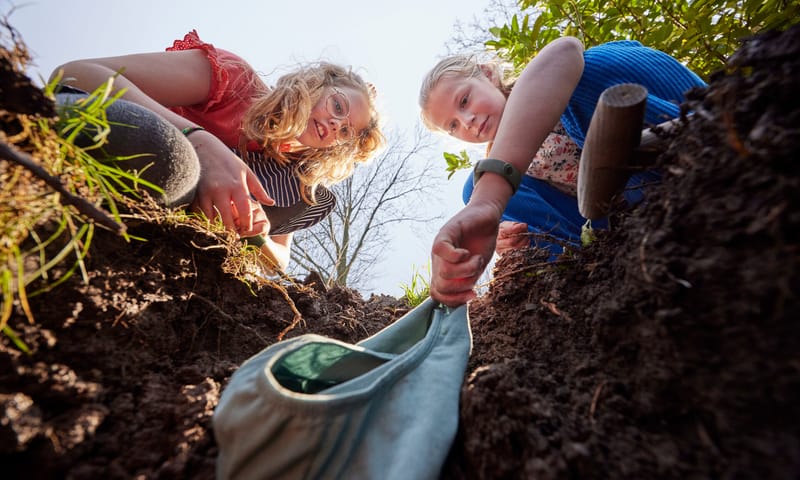 Kinderen onderzoeken bodemleven en begraven onderbroek