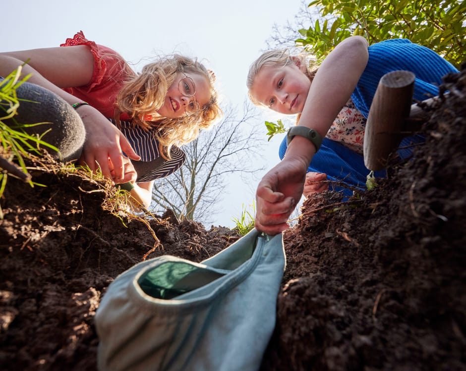 Kinderen onderzoeken bodemleven en begraven onderbroek