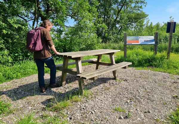 Picknickbank en informatiebord langs het Vredevoetpad