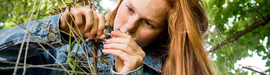 Meisje knutselt met natuurlijke materialen