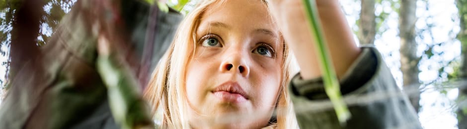 Meisje knutselt met natuurlijke materialen in de herfst