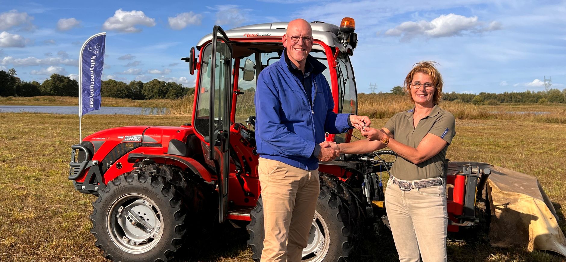 Overhandiging sleutels Carraro-tractor aan Natuurmonumenten Overhandiging sleutels Carraro-tractor aan Natuurmonumenten