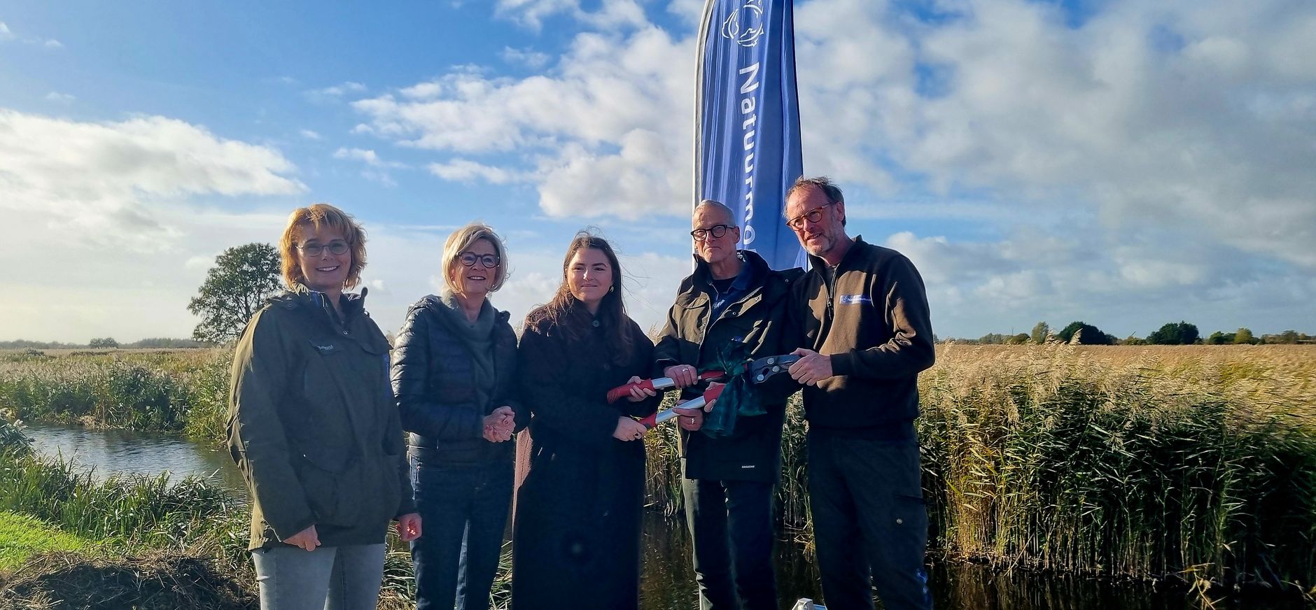 Overhandiging knipschaar aan Natuurmonumenten Gedeputeerde Anouk Gielen draagt het beheer over aan Natuurmonumenten