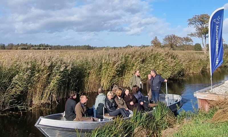 Korte vaartocht door de Kortenhoefse Plassen Gedeputeerde Anouk Gielen maakt een korte vaartocht door de Kortenhoefse Plassen