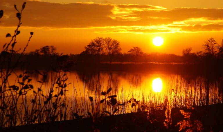 Varen op het Naardermeer in avondschemering