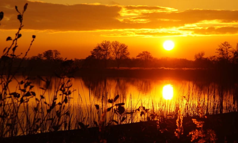 Varen op het Naardermeer in avondschemering