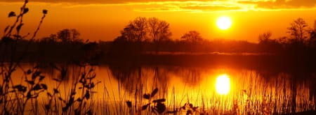 Varen op het Naardermeer in avondschemering Varen op het Naardermeer in avondschemering