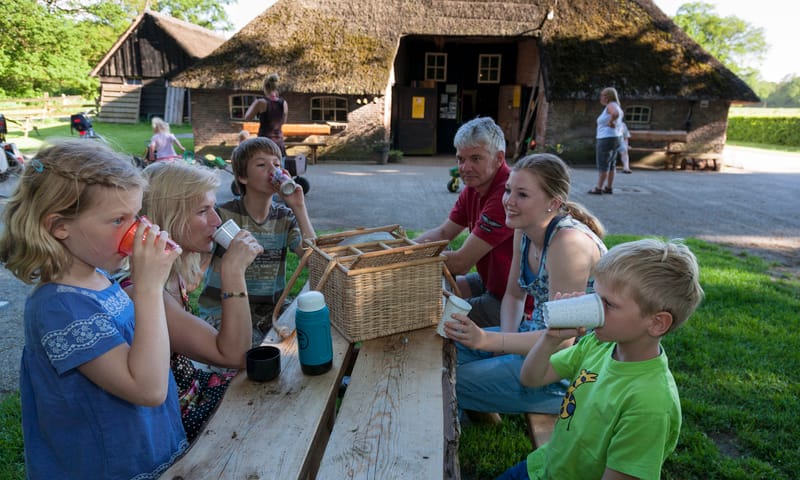 Picknicktafel voor boerderij de Meulenhorst op Eerde