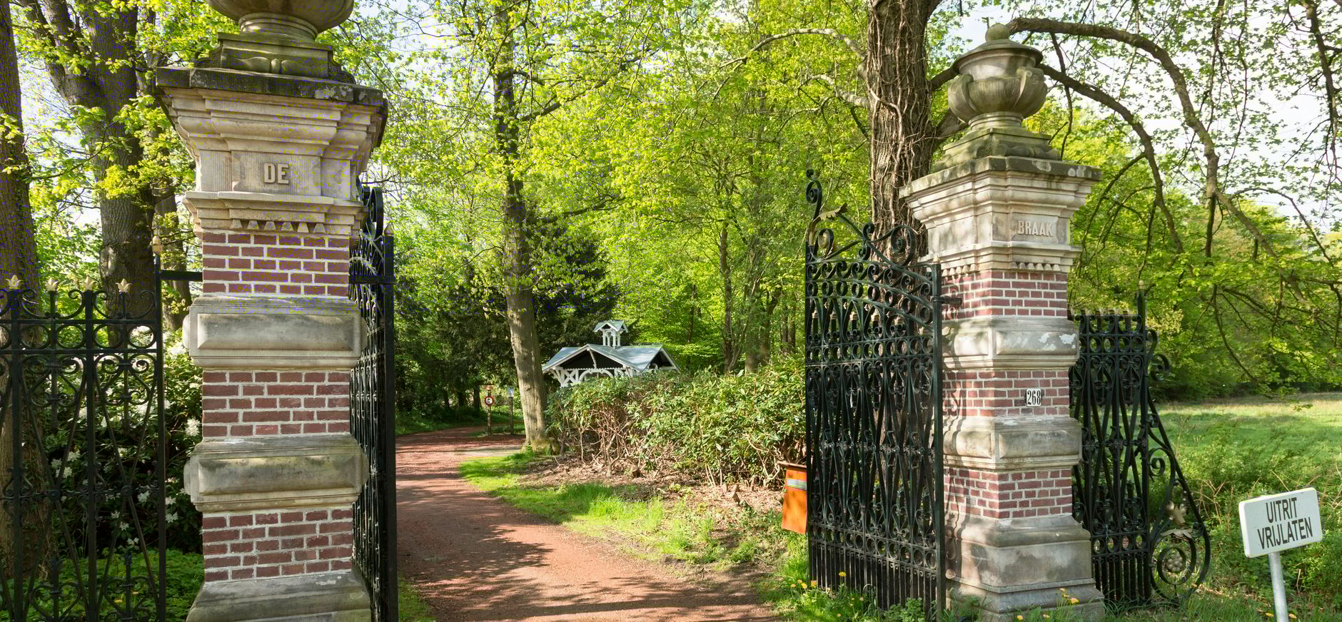 Kiosk en toegangshek landgoed De Braak