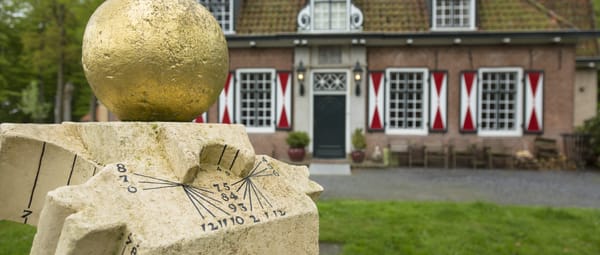 Zonnewijzer op Landgoed de Slotplaats