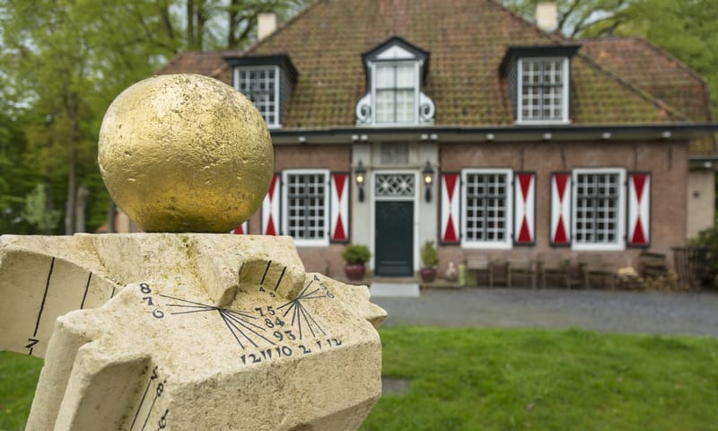 Zonnewijzer op Landgoed de Slotplaats