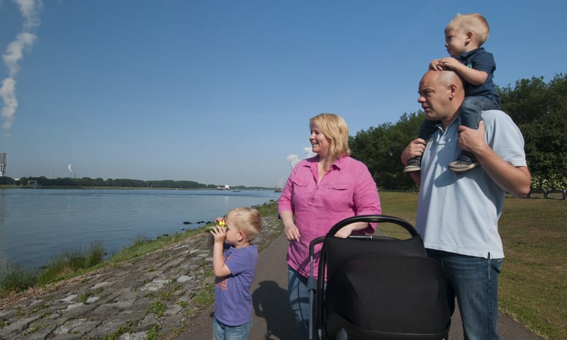 Wandelend gezin Vlietlanden Natuurmonumenten