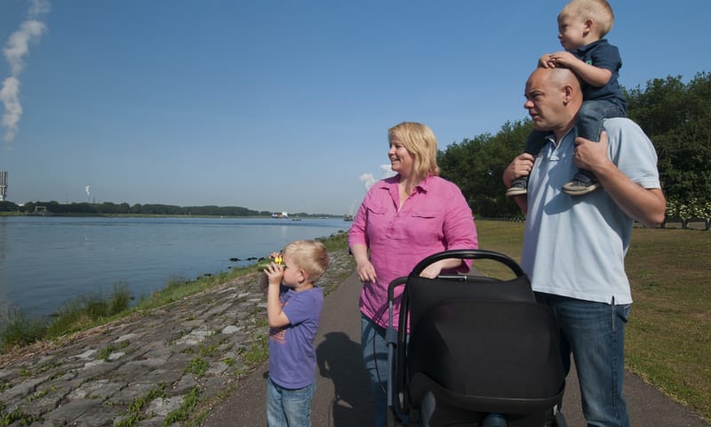 Wandelend gezin Vlietlanden Natuurmonumenten