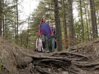 Gezin wandelen door natuur