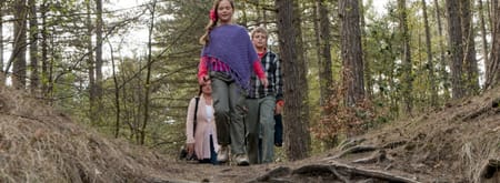 Gezin wandelen door natuur