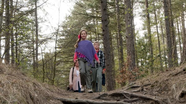 Gezin wandelen door natuur