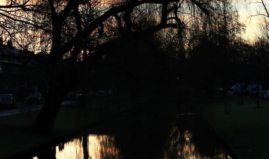 Ochtendrode  winter weerspiegeling in de sloot