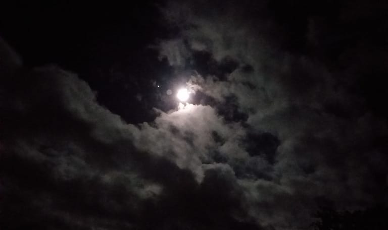 Volle maan vannacht om 04.00 uur genomen