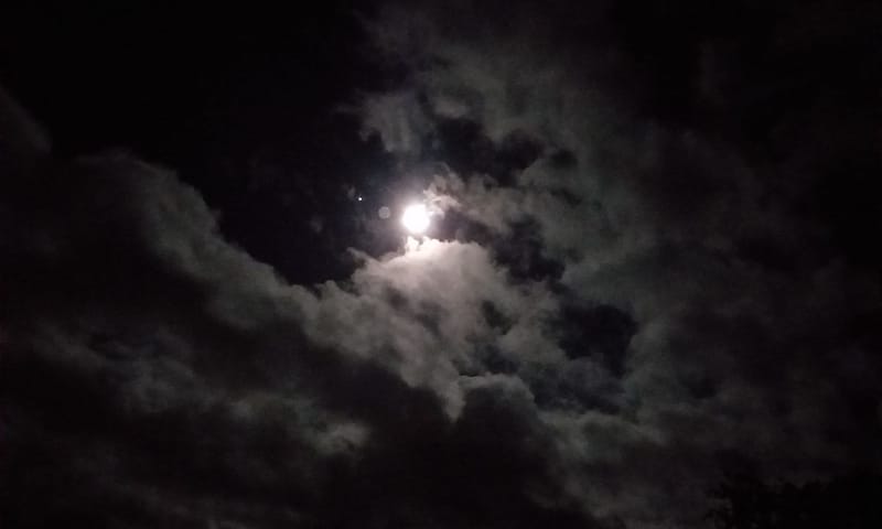 Volle maan vannacht om 04.00 uur genomen