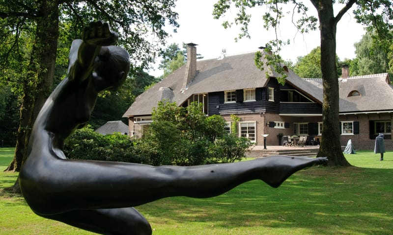 Beeld in beeldentuin op landgoed Hiemstrastate