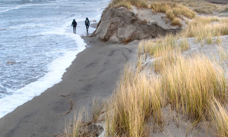 De stormen hebben de duinen deels weggeslagen op Noordzeestrand Schiermonnikoog