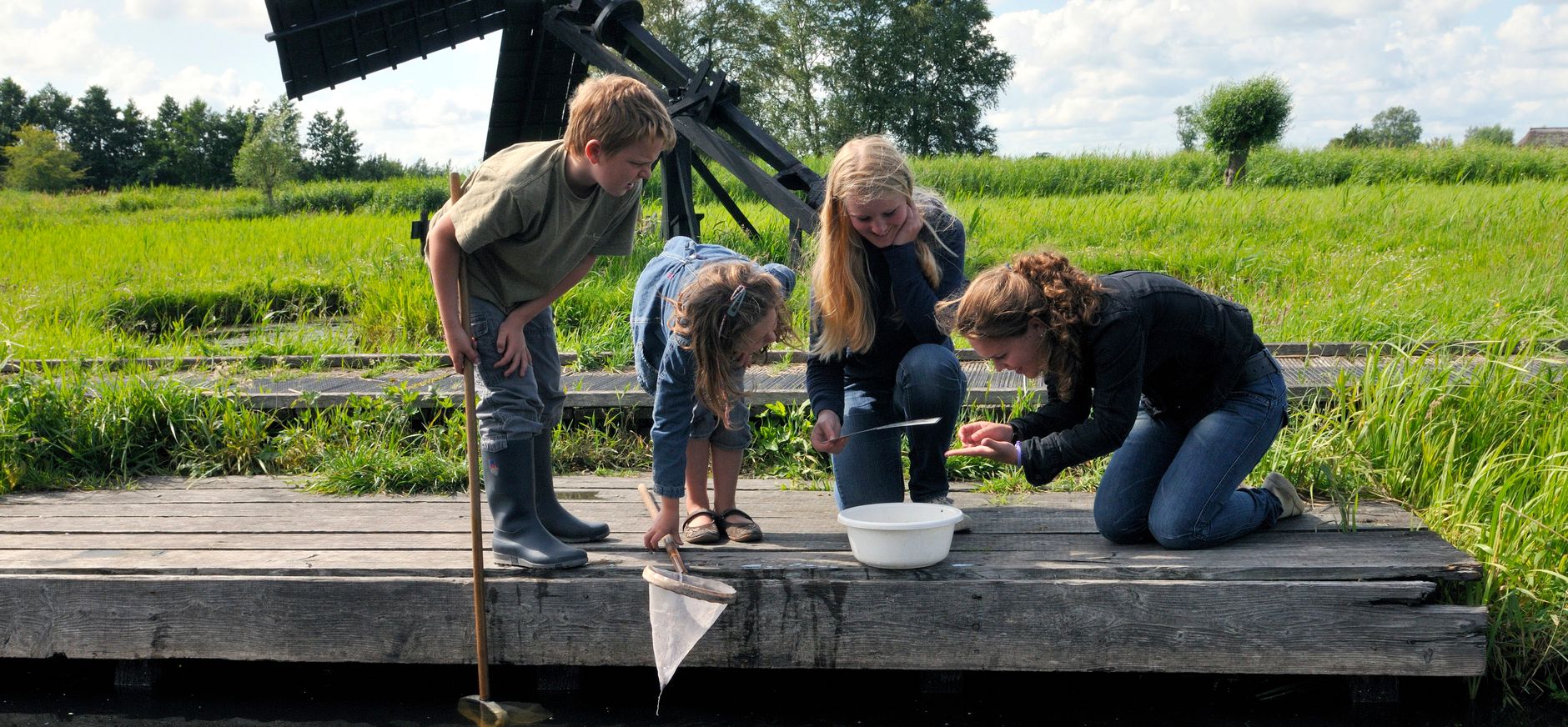 Waterdieren zoeken met een schepnetje
