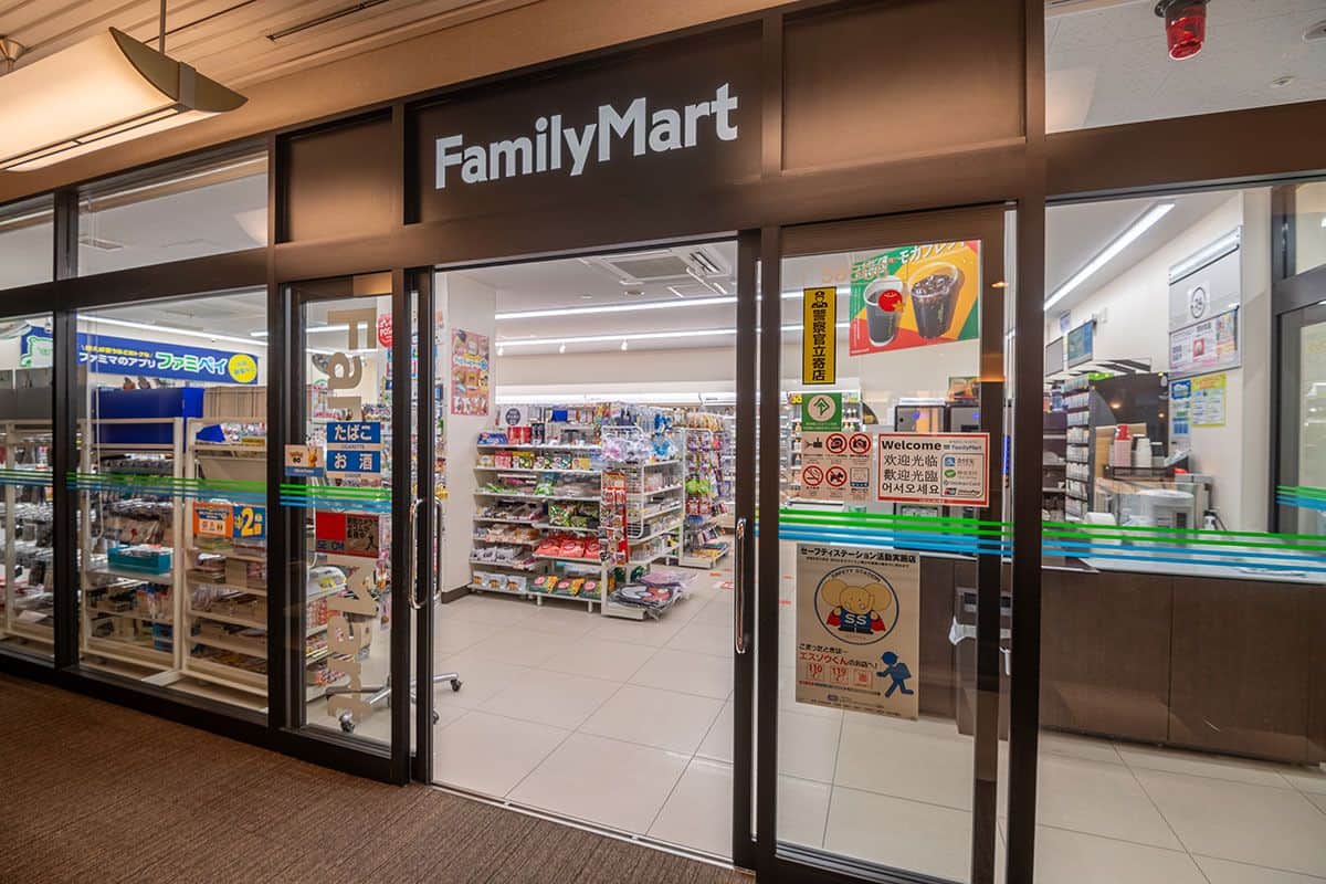 コンビニエンスストア（ファミリーマート） - 0