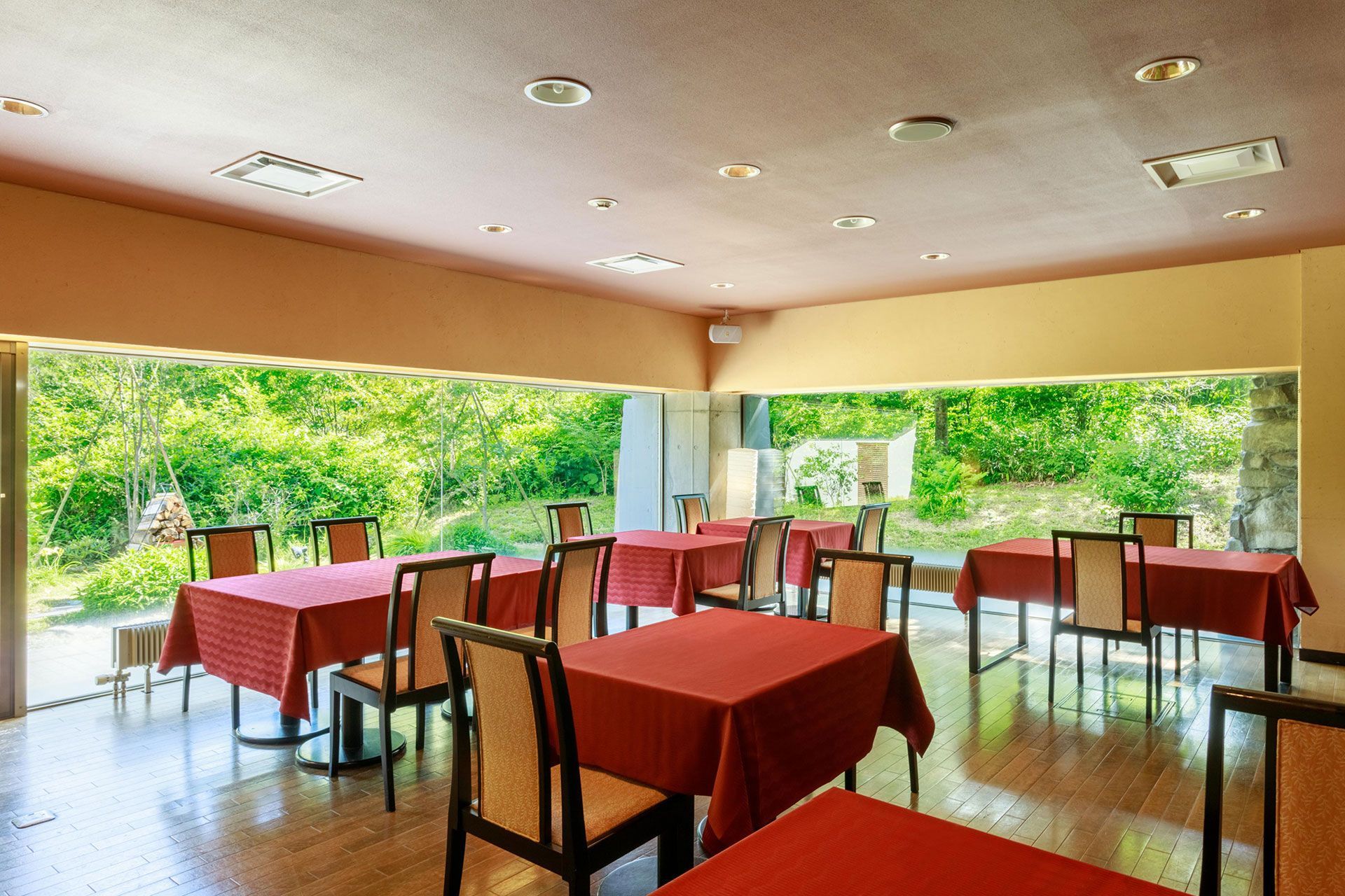 SPACES & AMBIANCE