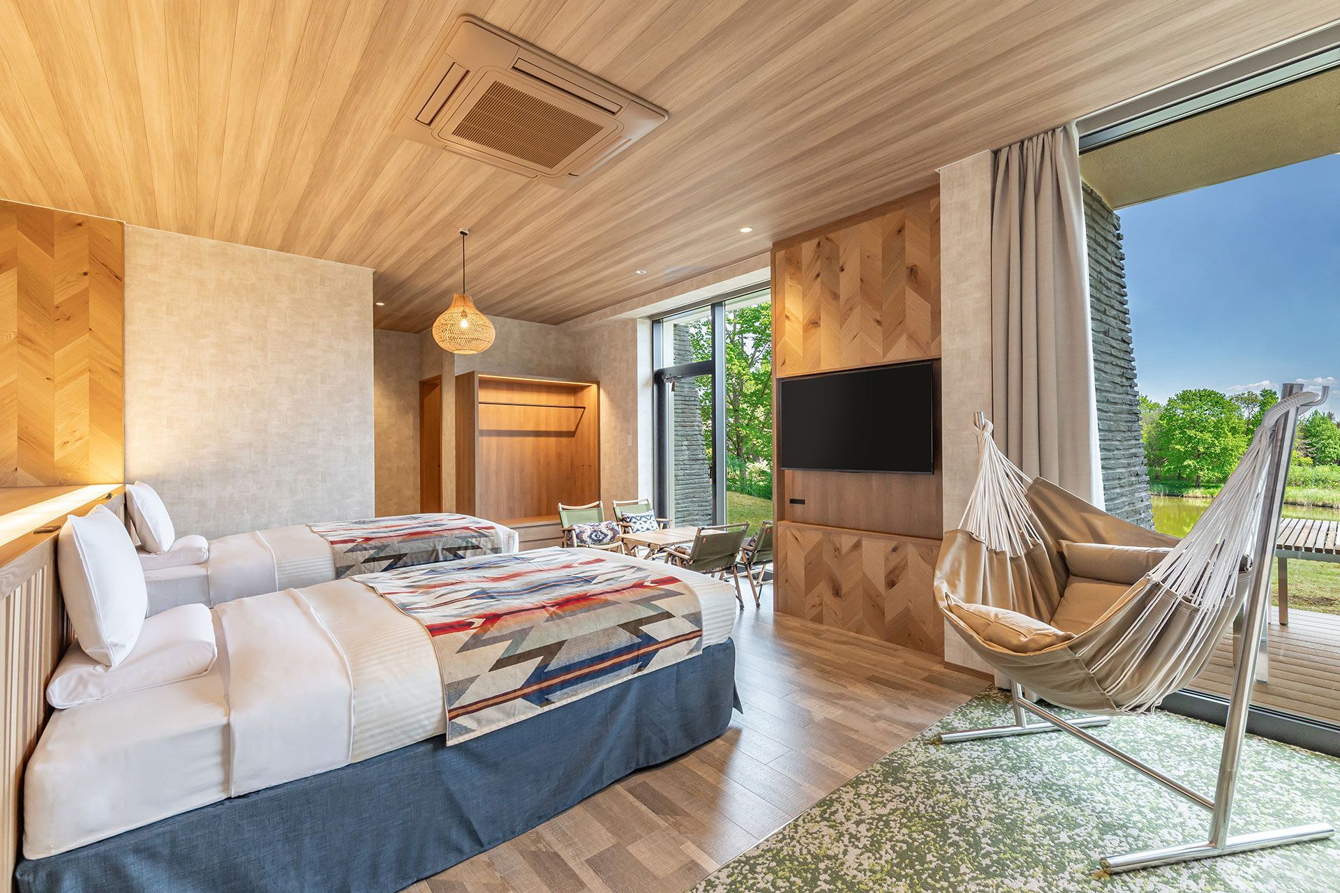 SPACES & AMBIANCE