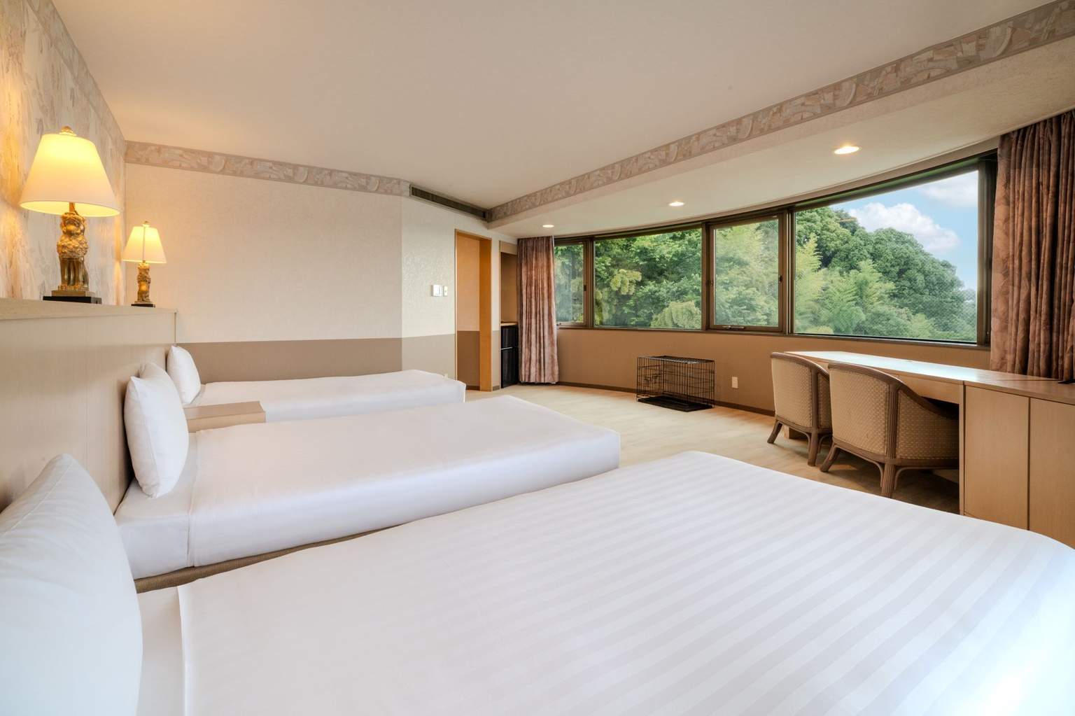 [Lakeview] Panoramic Corner Triple Room 1
