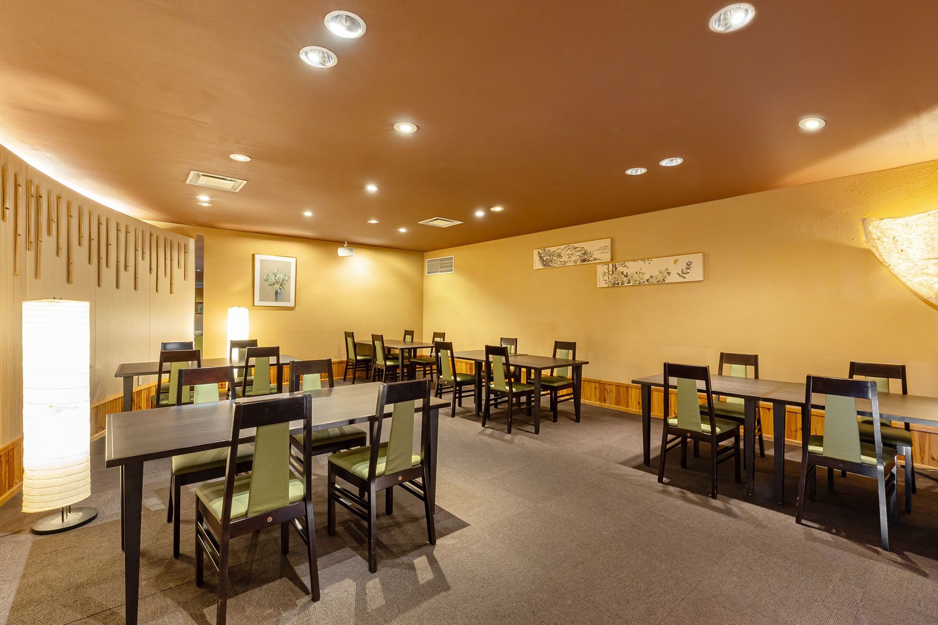 SPACES & AMBIANCE