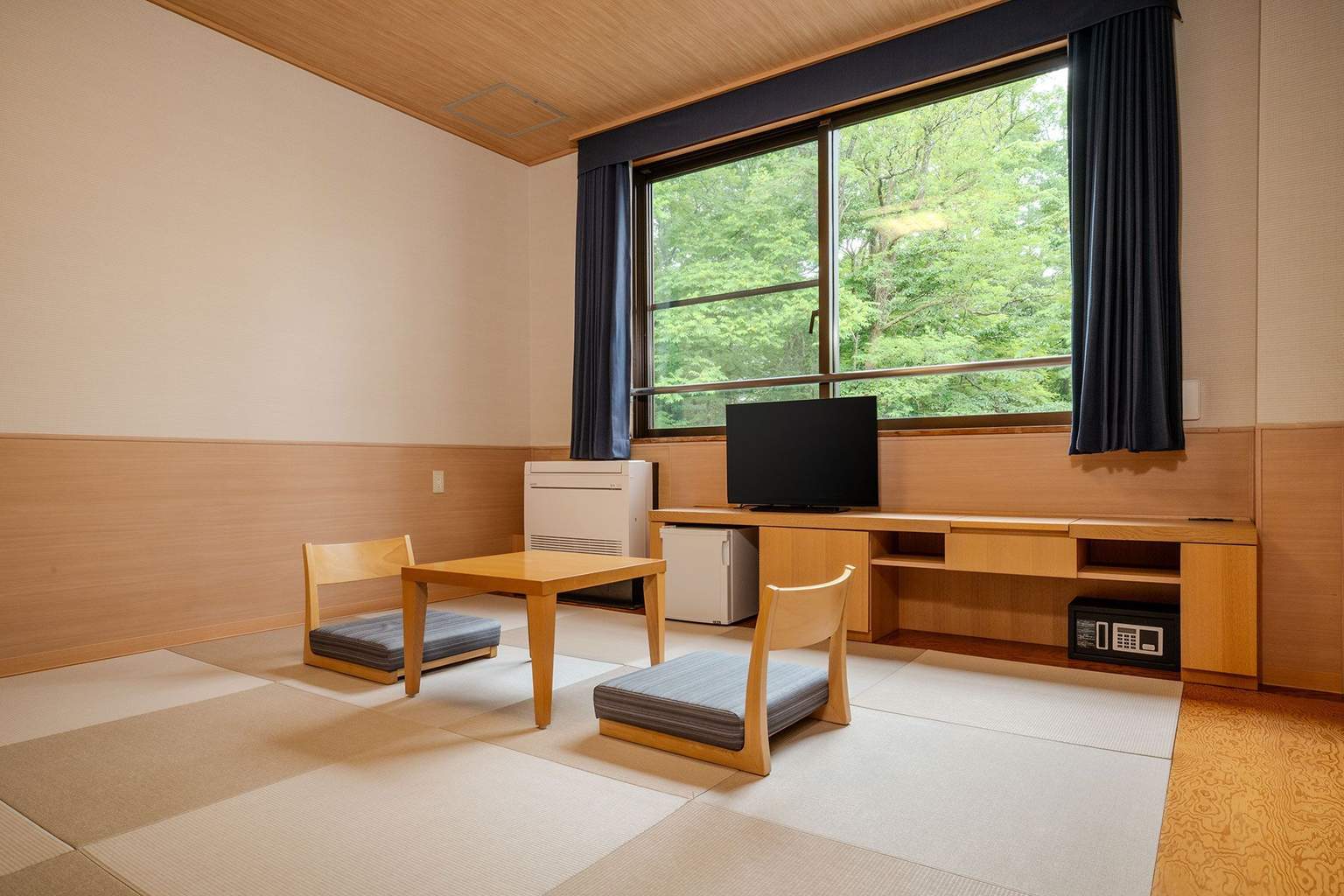 Japanese-style room (7 tatami mats)