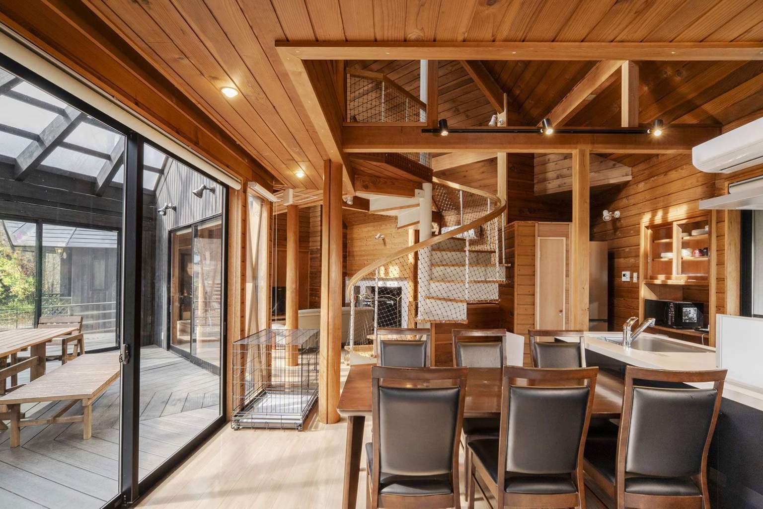 大型度假小屋（禁止吸煙），配有天然溫泉、桑拿浴室和狗狗活動區