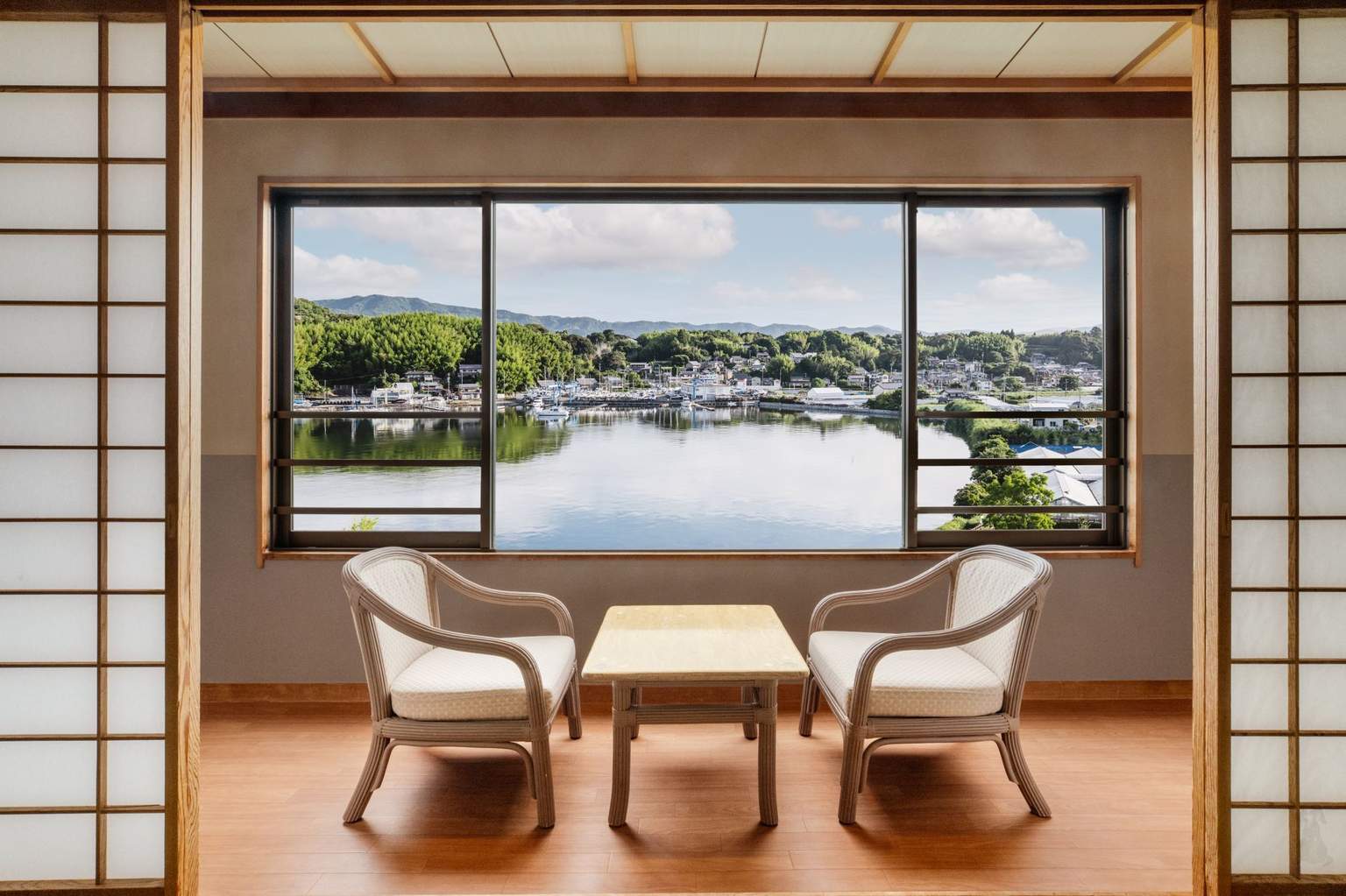 [Lake View] Japanese-style room, 12.5 tatami mats, 2